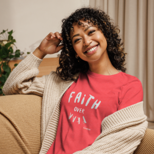 T-shirt – FAITH over fear – Dam (Skickas från USA)
