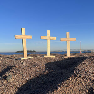 Vackert handsnickrat kors i furu